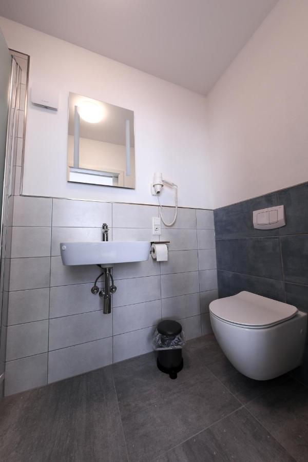 24/7 Selfcheckin Schmiedestrasse Hotel Leer Bagian luar foto